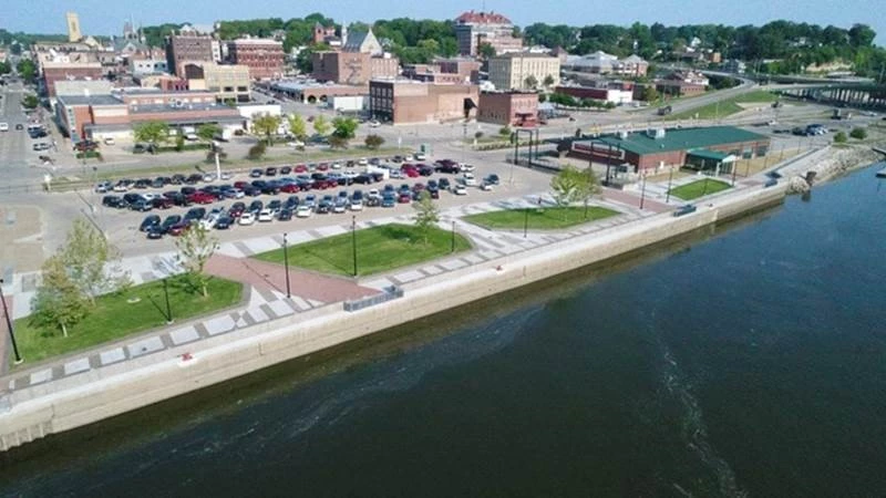 An overhead view of the divide between Burlington and the Mississippi River.